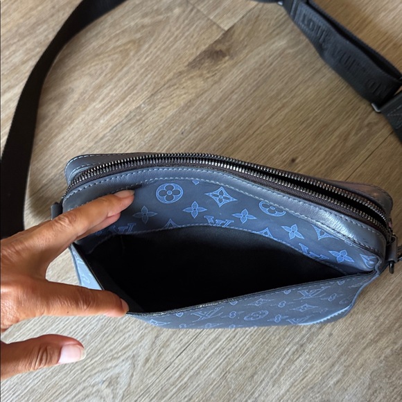 Louis Vuitton blue Monogram Shoulder Bag - Picture 5 of 17